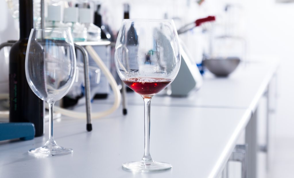 bicchiere di vino in laboratorio