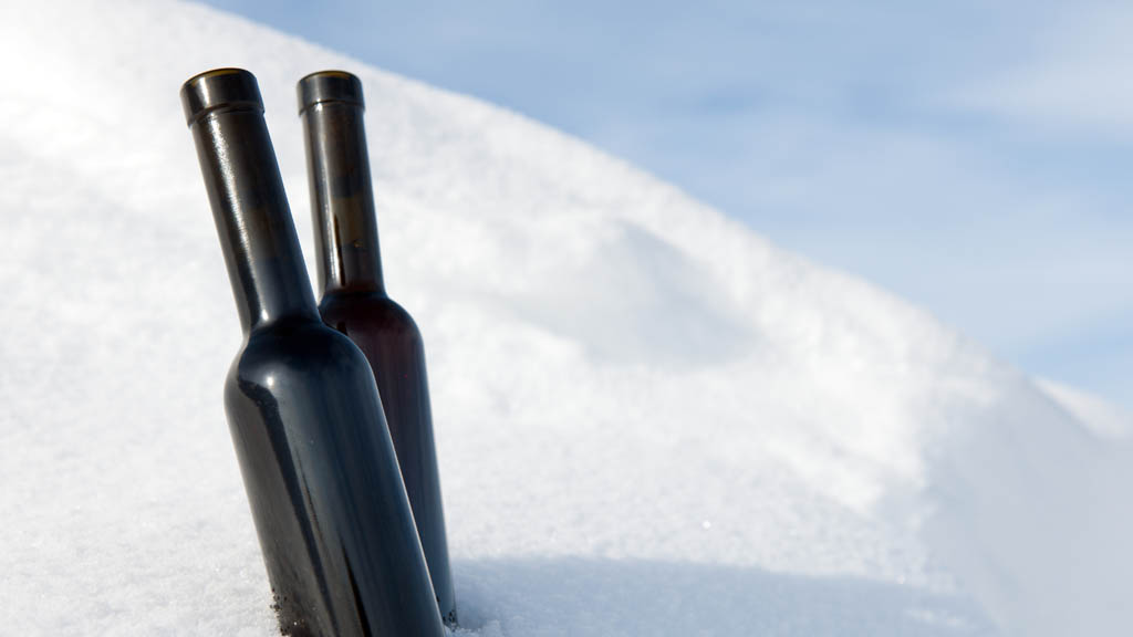 bottiglie di vino su neve bianca