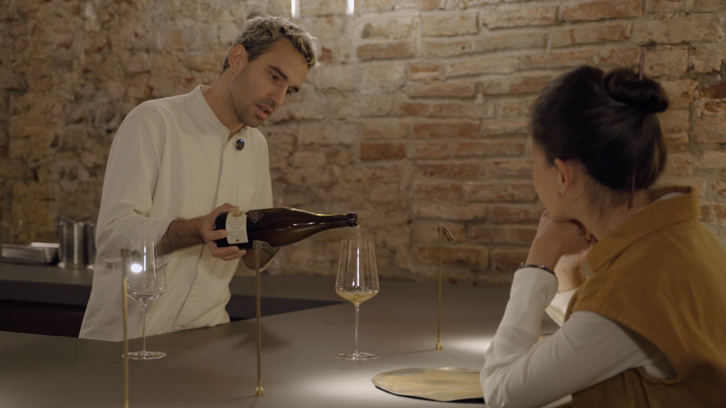 Jacopo Restagno serve un calice