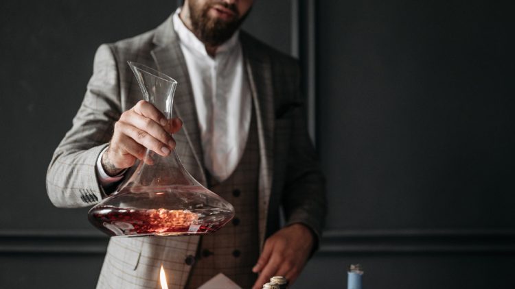 Decantare il vino: guida completa, tempi e tecniche | Callmewine