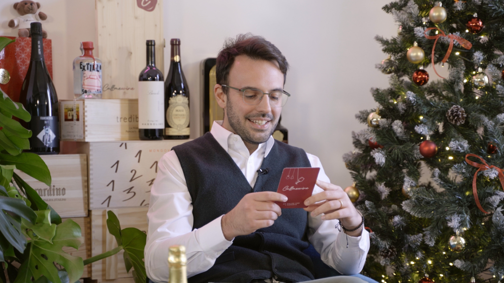 Matteo torti in primo piano negli uffici di Callmewine addobbati per il natale