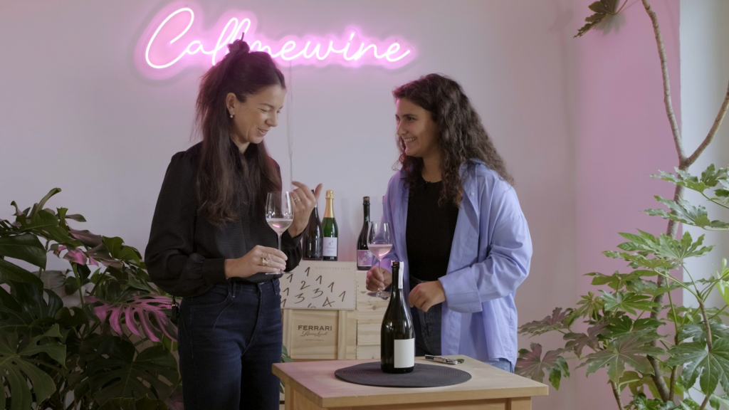 La sommelier Giulia con Chiara Buzzi nella sede di Callmewine