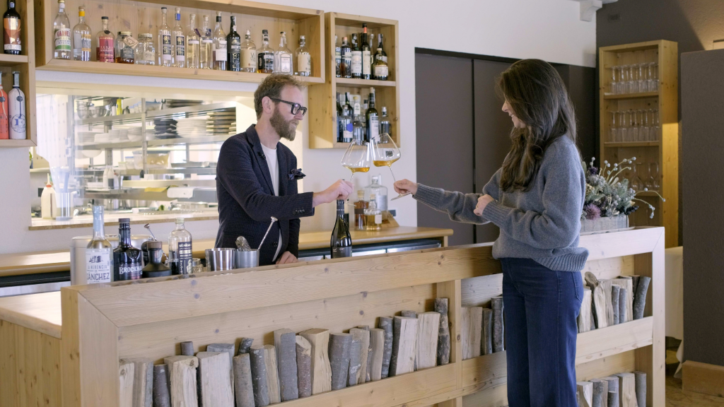 Chiara Buzzi con Enrico Maglio al bancone de La Tana Gourmet