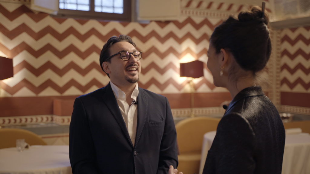 Chiara Buzzi e Alessio Filippini all'interno della sala del ristorante stellato Michelin Osteria di Passignano