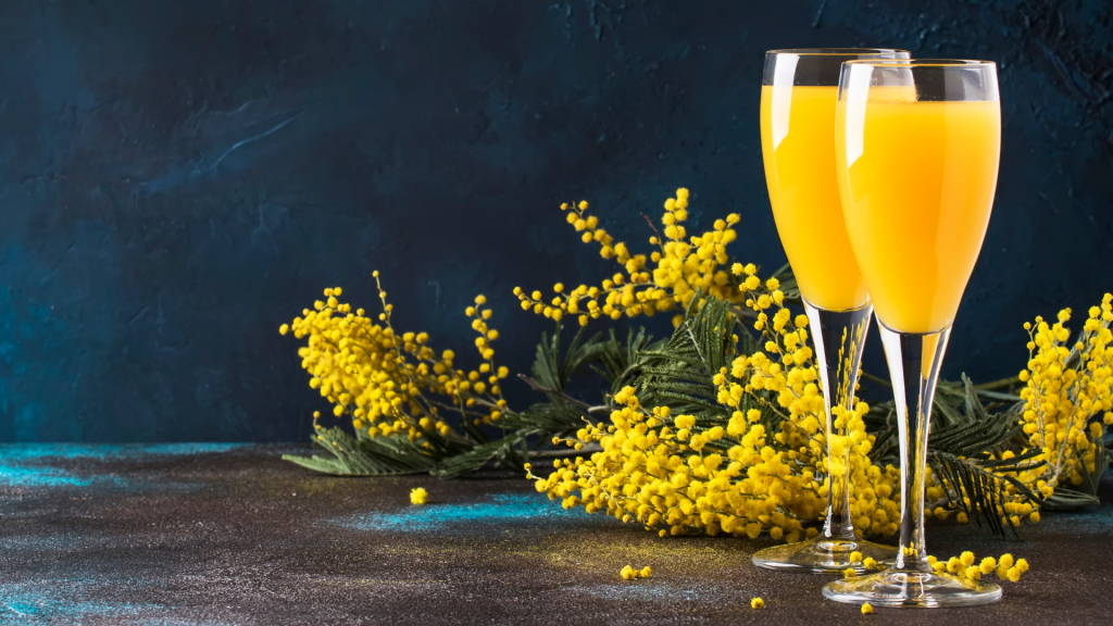 cocktail e fiori su tavolo