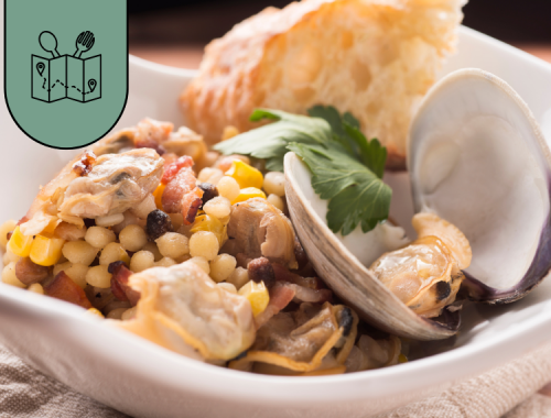 Fregola con vongole nel piatto con logo food tour