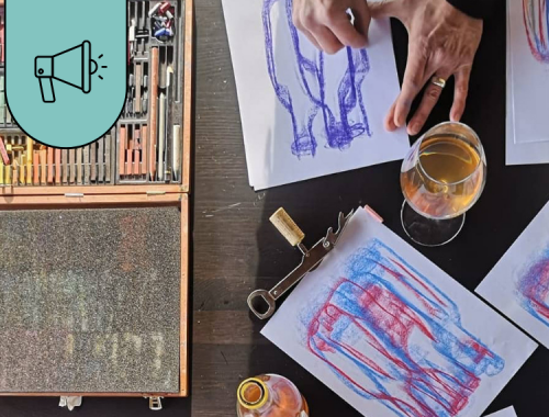 mano disegna etichetta con pastelli su foglio con logo