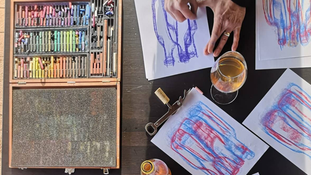 mano disegna etichetta con pastelli su foglio