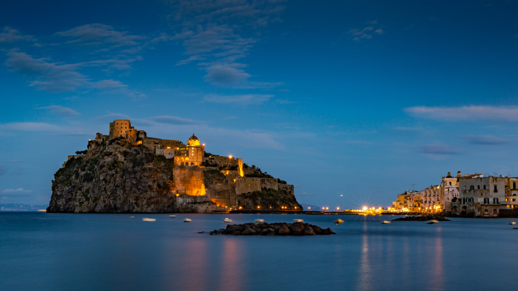 Ischia illuminata artificialmente di sera dal mare