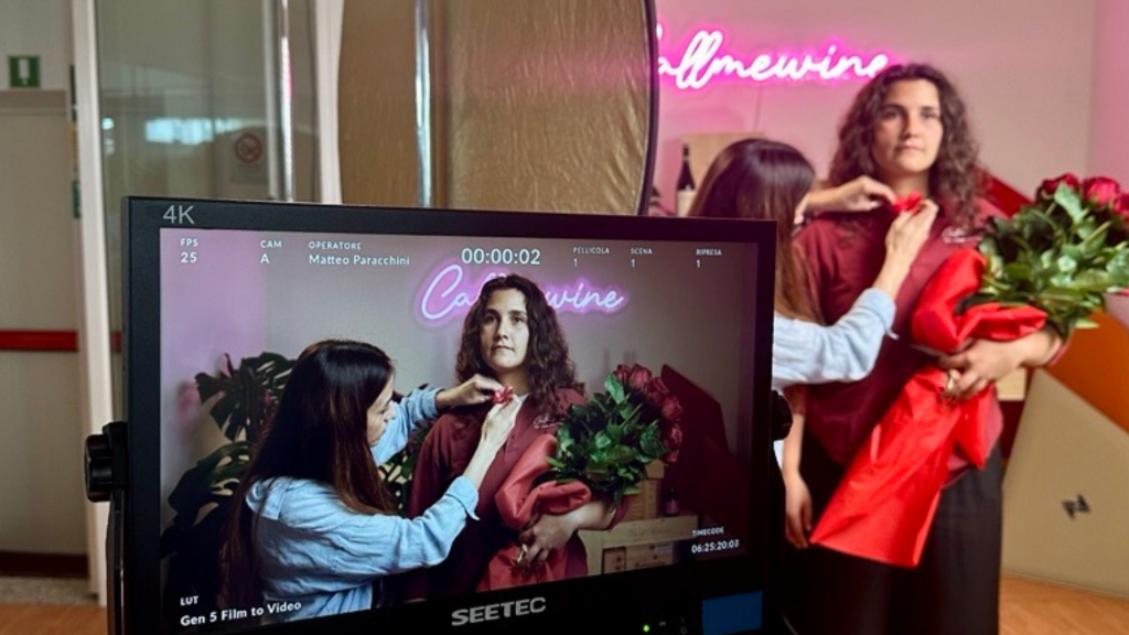 Spot con tv che riprende scena dietro