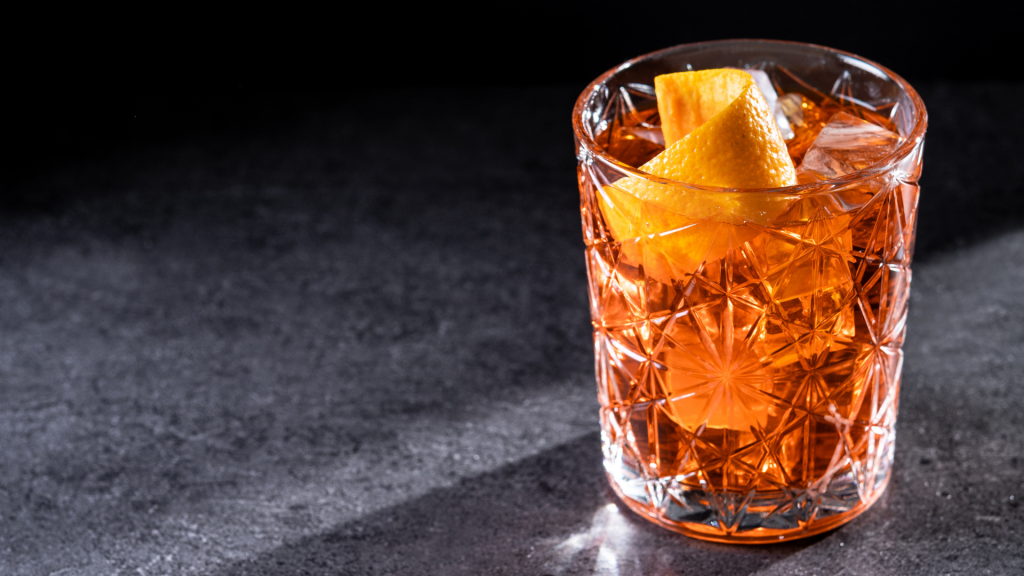 americano cocktail su banco nero