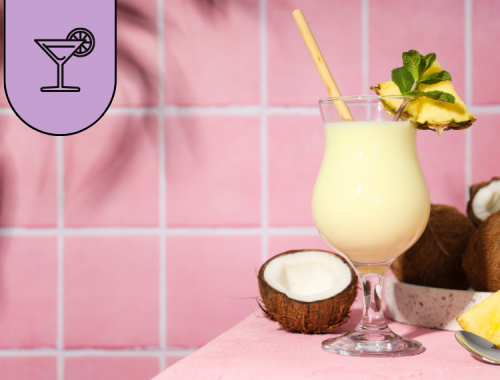 copertina con bicchiere di pina colada su sfondo rosa con cocco e ananas per decorazione